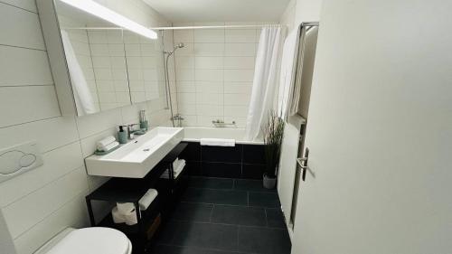 Ένα μπάνιο στο Paradeplatz Apartment by Airhome