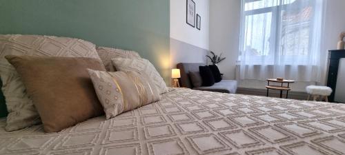 1 dormitorio con cama con almohadas y ventana en Appartement Lumineux & Élégant, en Étaples