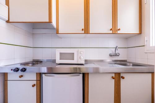 Η κουζίνα ή μικρή κουζίνα στο Vibra Caleta Playa Apartmentos-3SUP
