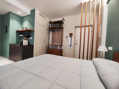 ein Schlafzimmer mit einem großen weißen Bett und grünen Wänden in der Unterkunft CivitaNave in Civitanova Marche