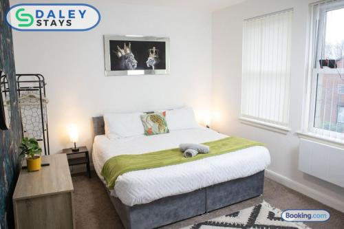 Ένα ή περισσότερα κρεβάτια σε δωμάτιο στο Manchester Apartment with Free Gated Parking by Daley Stays