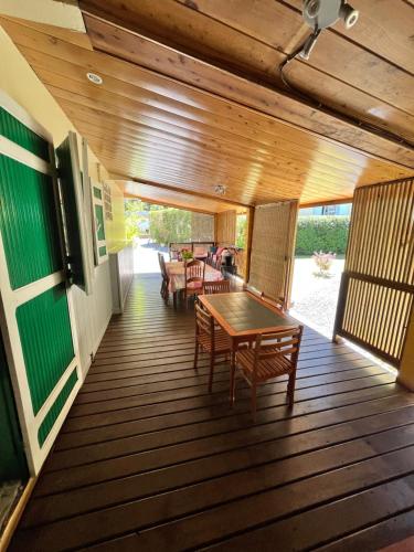 Ein Balkon oder eine Terrasse in der Unterkunft Au Pied des Sources