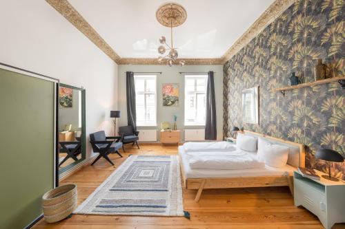 ein Schlafzimmer mit einem Bett und einem Teppich in der Unterkunft Design Apartments Potsdam West in Potsdam