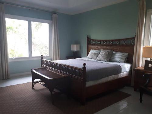 een slaapkamer met een groot bed en een raam bij Oceanview at Coral Habour in Nassau