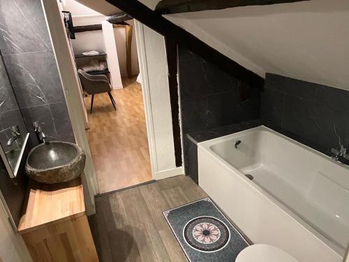 une salle de bain avec une baignoire, des toilettes et un lavabo dans l'établissement Ndiam 's, à Honfleur