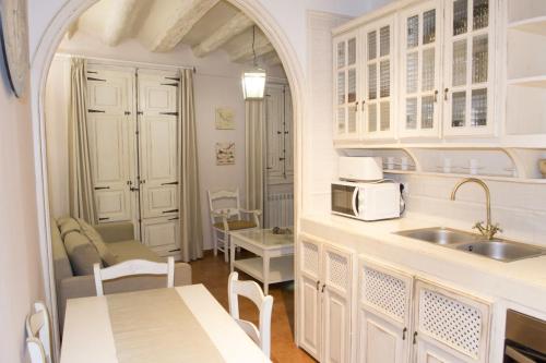 La cuisine est équipée d'un évier et d'un four micro-ondes. dans l'établissement Apartamenticos Plaza Las Armas II, à Saragosse