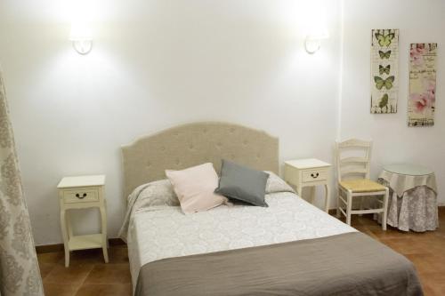- une chambre avec un lit, 2 tables et 2 chaises dans l'établissement Apartamenticos Plaza Las Armas II, à Saragosse