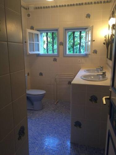 une salle de bain avec toilettes et lavabo dans l'établissement Maison familiale 12p à pied plages de Port-Blanc, à Penvénan