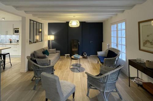 un salon avec des chaises et un canapé dans l'établissement Maison familiale 12p à pied plages de Port-Blanc, à Penvénan