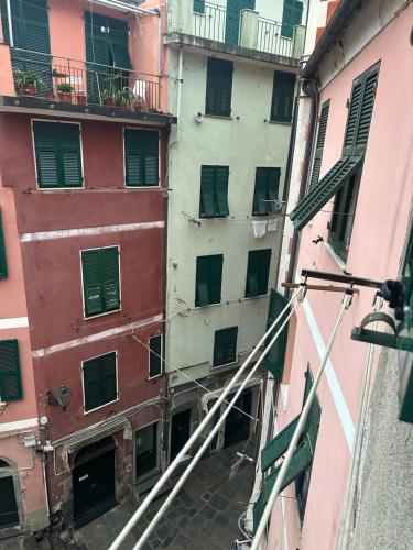a view of an alley between two buildings at Ca Du Grifun 2 in Vernazza