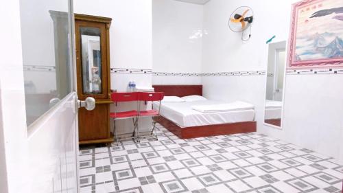 een witte kamer met een bed en een badkamer bij Nhà Nghỉ MỸ THUẬN in Long Hai