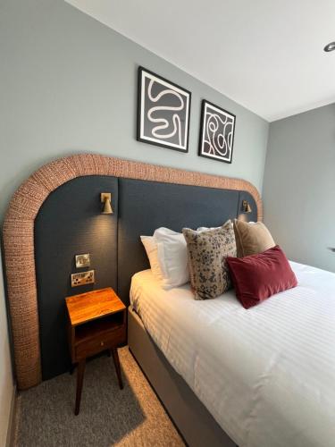 una camera con letto con testiera in legno e tavolo di Barley View Luxury Home a Bristol