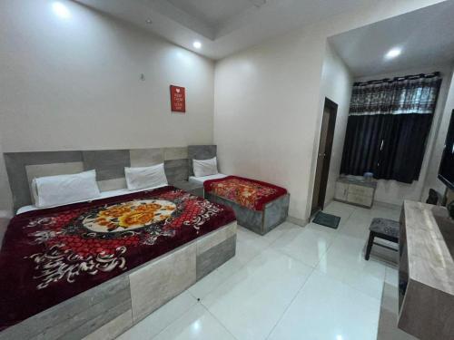 Kama o mga kama sa kuwarto sa Hotel Super Residency - Nizamuddin