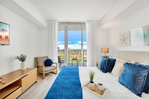 uma sala de estar com um sofá branco e um tapete azul em Amazing Pool - Apartment with Balcony and Gym em Hallandale Beach