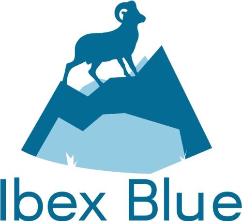 eine Ziege, die auf einem Berg steht in der Unterkunft Ibex Blue 2 Bedroom in Lusaka