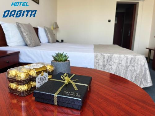 Ένα ή περισσότερα κρεβάτια σε δωμάτιο στο Hotel Orbita