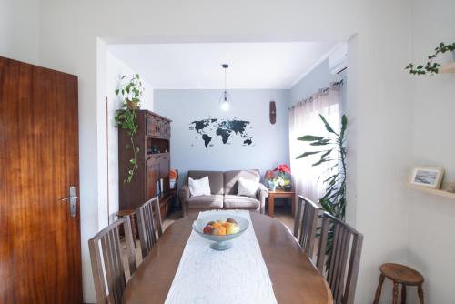 una sala da pranzo con tavolo e cesto di frutta di PortoMar House Apartament a Leça da Palmeira