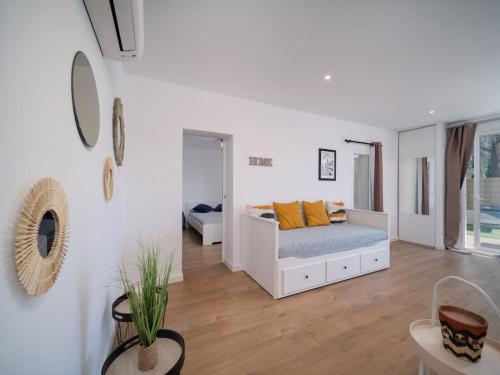 une chambre avec un lit avec des oreillers jaunes dessus dans l'établissement Le Bougainvillier-Jacuzzi Jardin Clim Wifi Parking, à Marseille