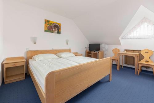 Pernica的住宿－Turistična kmetija Protner，一间卧室配有一张大木床。