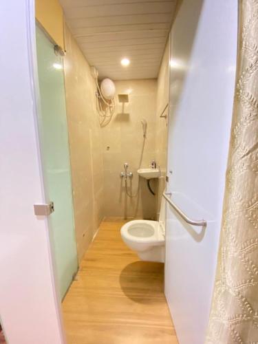 La petite salle de bains est pourvue d'une douche et de toilettes. dans l'établissement HOTEL MANTRA NX, à Mumbai
