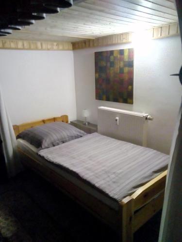 1 cama en una habitación con un cuadro en la pared en Brachelen, en Hückelhoven
