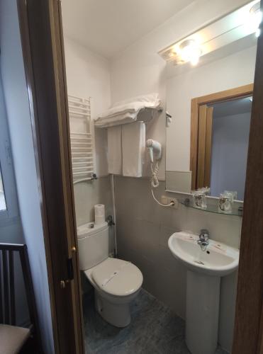 łazienka z toaletą i umywalką w obiekcie Hotel Hórreo by Bossh! Hotels w Santiago de Compostela