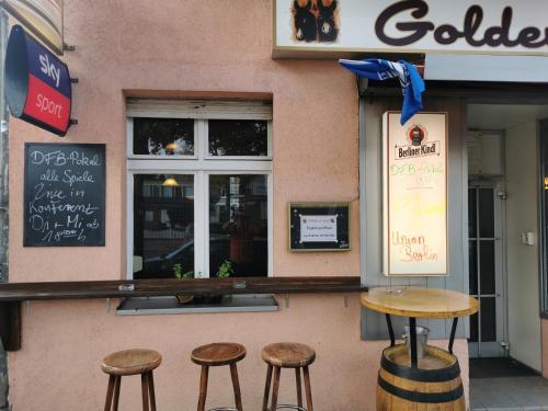 a group of stools in front of a restaurant at FEWO1-1 Zim Apart-4 Bett-Küche-Dusche WC-Parkplatz in Berlin