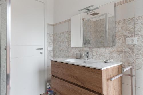 een badkamer met een wastafel en een spiegel bij La Casa di Duccio in Perugia