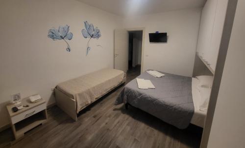 mały pokój z łóżkiem i małym łóżkiem w obiekcie Santa Maria Vetere w mieście Andria