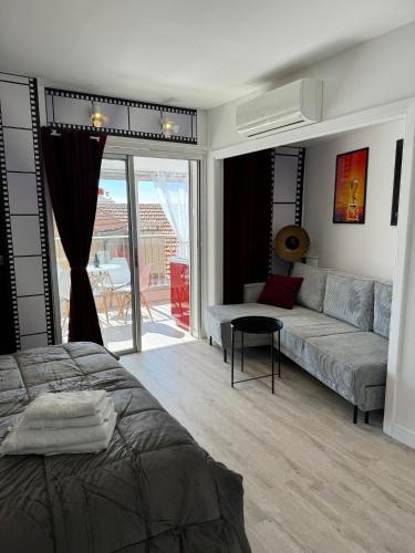 un salon avec un lit et un canapé dans l'établissement Toits du vieux port, à Cannes