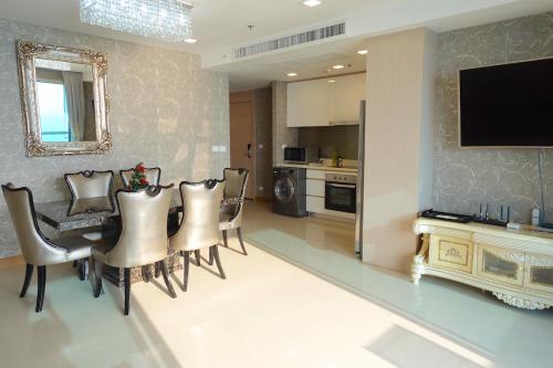 a kitchen and dining room with a table and chairs at Oceanfront Luxury Condo in Pattaya with Private Beach and Inifinity Pool - NOT A HOTEL 30 Day Stay Minimum in Pattaya North