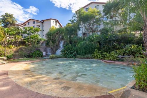 ein großer Pool in einem Hof mit Gebäuden im Hintergrund in der Unterkunft Hotel Luupi Agata Apto 142 - Rio Quente GO in Rio Quente