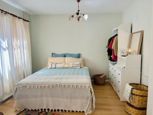 1 dormitorio con 1 cama y vestidor en Ayvalık Old Town, Terrace Home with Sea View, en Ayvalık