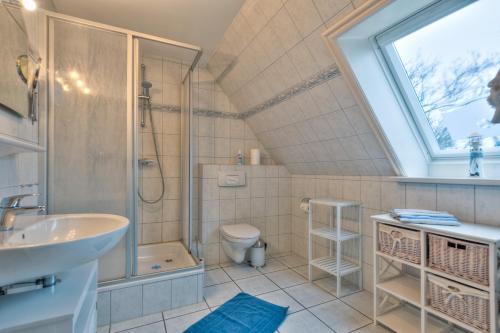 W łazience znajduje się umywalka, prysznic i toaleta. w obiekcie Deichkrone w mieście Dagebüll