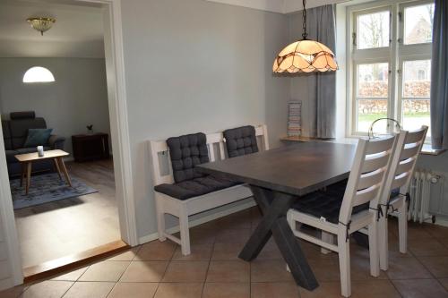 a dining room with a table and chairs at Haus Amsel in Niebüll