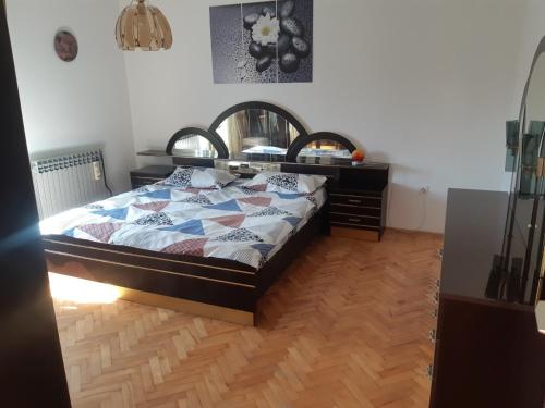 1 dormitorio con 1 cama y vestidor en Apartment Marija, en Pula
