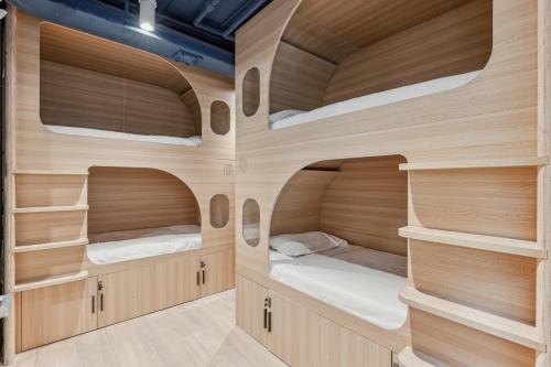 1 dormitorio con armarios de madera y literas en Meco Hotel, en Boston