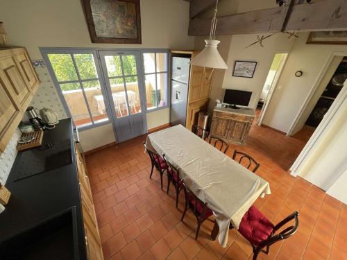 - une vue aérienne sur une cuisine avec une table et des chaises dans l'établissement Maison en pierre avec piscine privative pour 8 pers. à Vallon-Pont-d’Arc - FR-1-382-206, à Vallon-Pont-dʼArc