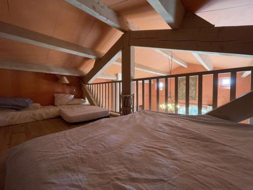 - une chambre avec un grand lit dans une maison dans l'établissement Maison en pierre avec piscine privative pour 8 pers. à Vallon-Pont-d’Arc - FR-1-382-206, à Vallon-Pont-dʼArc
