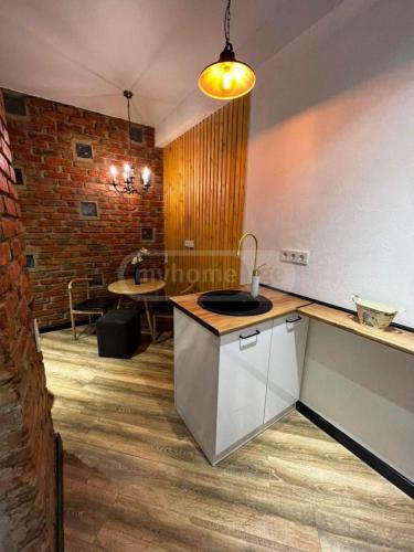 eine Küche mit einem Waschbecken und einem Tisch in einem Zimmer in der Unterkunft Apartment in Tbilisi Dadiani 3 in Tbilisi City