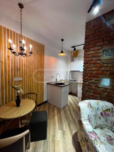ein Wohnzimmer mit einem Tisch und einer Küche in der Unterkunft Apartment in Tbilisi Dadiani 3 in Tbilisi City