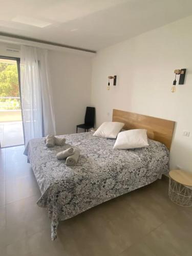 une chambre avec un lit avec des serviettes dessus dans l'établissement Ajaccio : superbe appartement dans résidence neuve, à Ajaccio