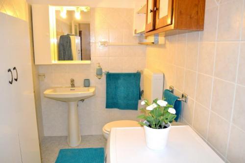 a small bathroom with a sink and a toilet at Amazing Apartment in Tellaro