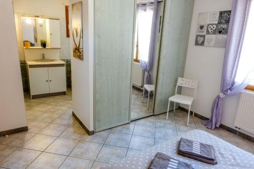 Cette chambre dispose d'un miroir, d'une table et d'une cuisine. dans l'établissement villa queen-south IT, à Ventenac-Cabardès