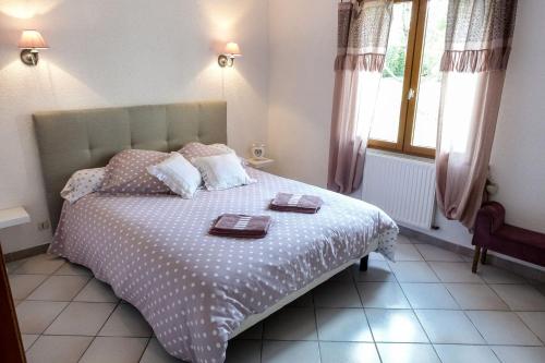 une chambre avec un lit avec deux serviettes dessus dans l'établissement villa queen-south IT, à Ventenac-Cabardès