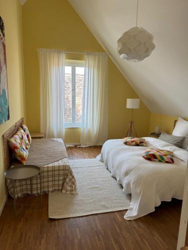 1 dormitorio con cama, mesa y ventana en Wohnen am Seebach II, en Westhofen
