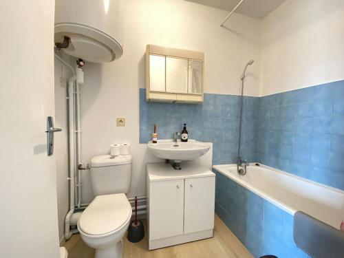 une salle de bain avec des toilettes blanches et un lavabo dans l'établissement Petit Studio Corot St jacques, à Clermont-Ferrand