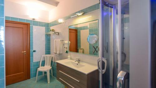 ein Bad mit einem Waschbecken und einem Spiegel in der Unterkunft Agriturismo Le Agavi in San Mauro Cilento