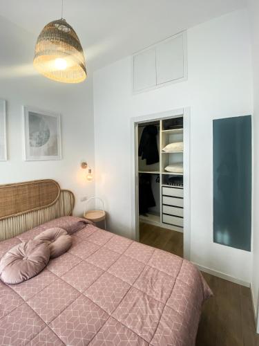 - une chambre avec un lit rose et un placard dans l'établissement Molino cozy apartment with park view in downtown Milano, à Milan