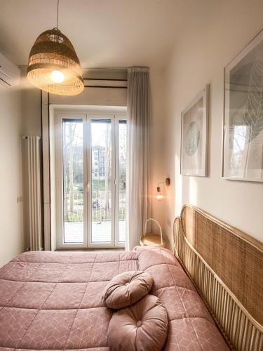 - une chambre avec un grand lit et une fenêtre dans l'établissement Molino cozy apartment with park view in downtown Milano, à Milan